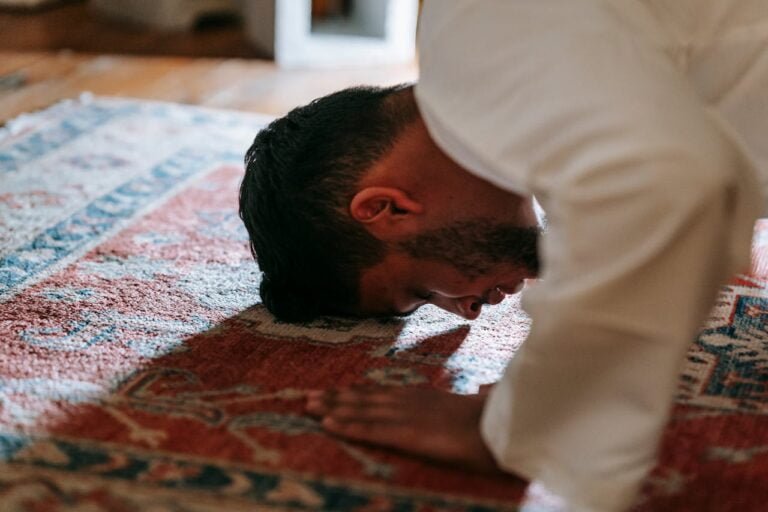 A person in the position of Sujood, showing how to pray salah according to sunnah.