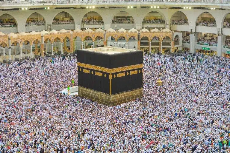 Muslims performing tawaf around the kabba.